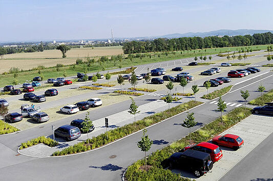 großer Parkplatz beim Saurierpark