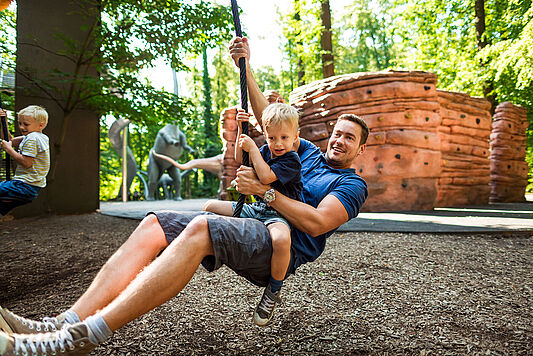 Kletterfelsen und Lianen-Dschungel im Saurierpark