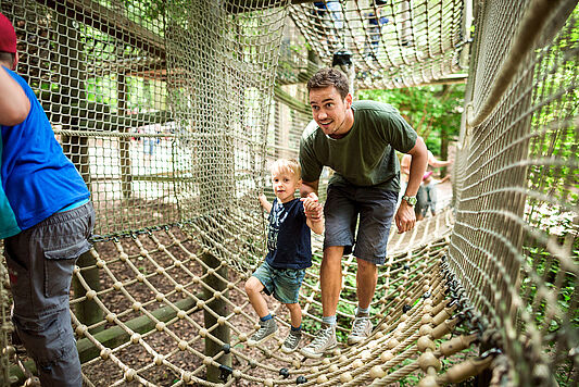 Vater mit Sohn im Kletterurwald im Saurierpark