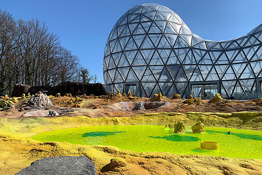 Lavaris, die neue Erlebniswelt im Saurierpark. Hier tauchen die Besucher in eine Art Uratmosphäre ein. Damals prägten Vulkane, Meteoriteneinschläge und atmosphärische Entladungen das Bild.