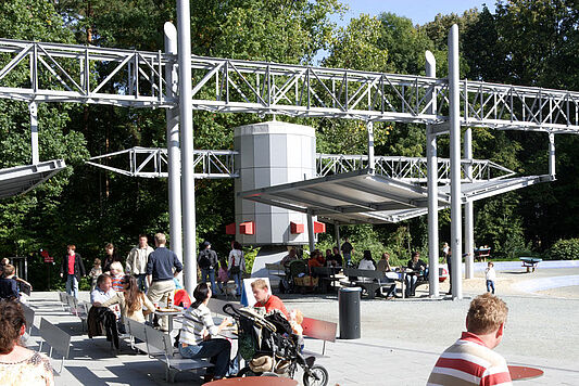 Kinder, Erwachsene, Familien essen, spielen und verweilen in der Raumstation in unserem Freizeitpark